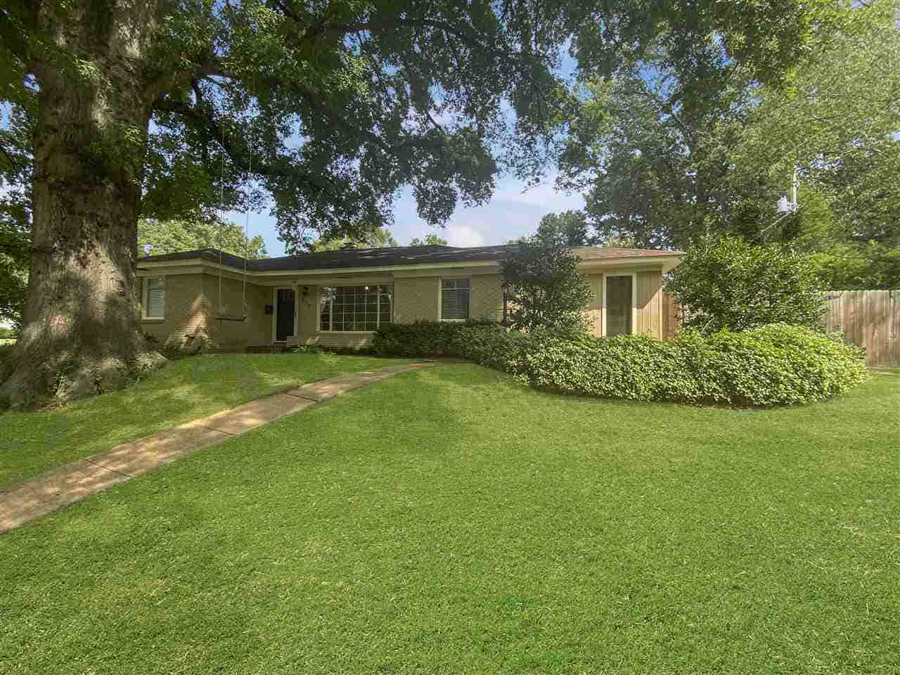 Sold 372 Wallace Rd, Memphis, TN 38117 4 Beds / 2 Full Baths / 1